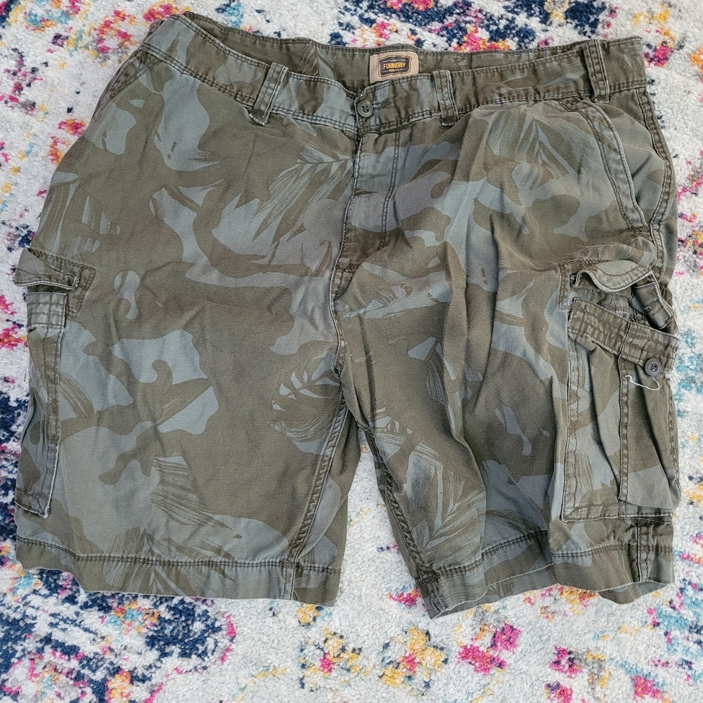 Foundry men's cargo shorts,  size 44, like new